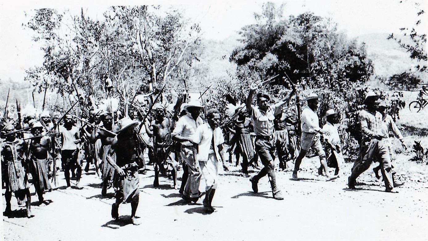 Photograph of 200 Kamblika warriors arriving at Minj where their chanting and spear waving attracted a large crowd.